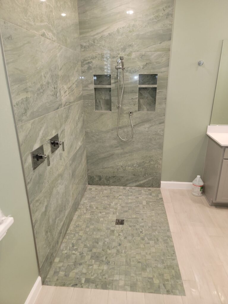 Curbless walk-in shower with double recessed niches